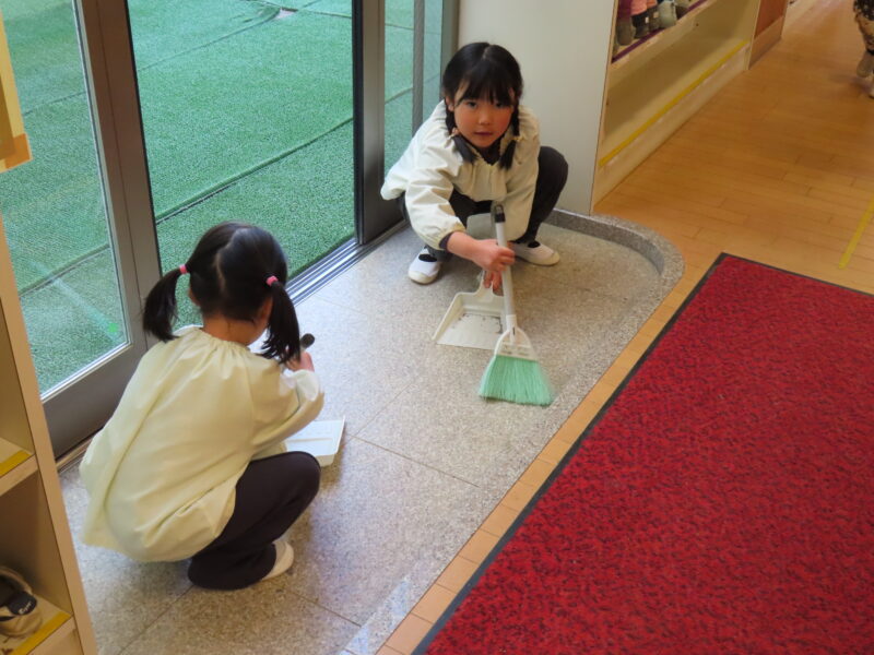 年中　もも組　年長さんのお仕事体験中